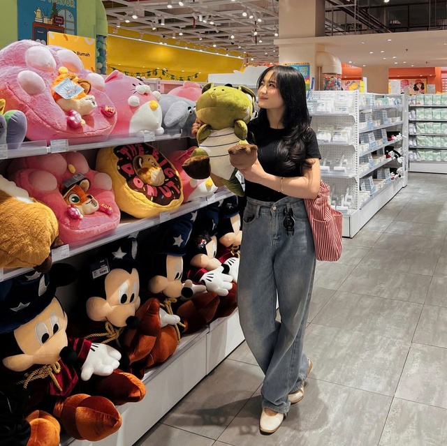 Tôn vòng eo thon gọn nhờ bộ đôi áo baby tee và quần ống rộng- Ảnh 3.