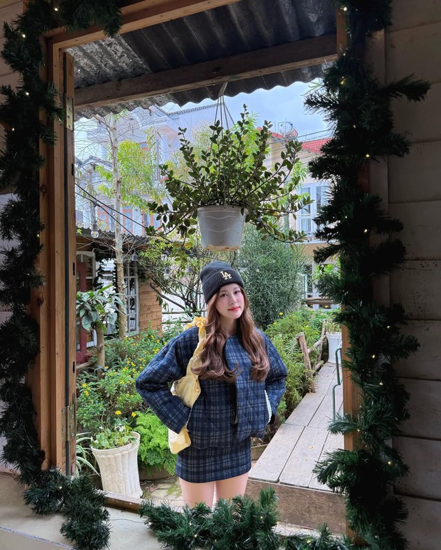 Nâng tầm thần thái với set áo váy tone sur tone sành điệu- Ảnh 4.