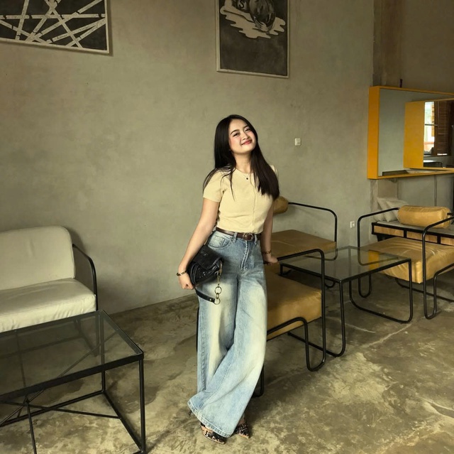 Tôn vòng eo thon gọn nhờ bộ đôi áo baby tee và quần ống rộng- Ảnh 4.