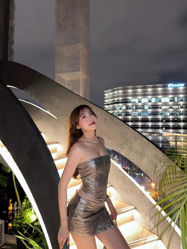 Nâng tầm thần thái với set áo váy tone sur tone sành điệu- Ảnh 5.