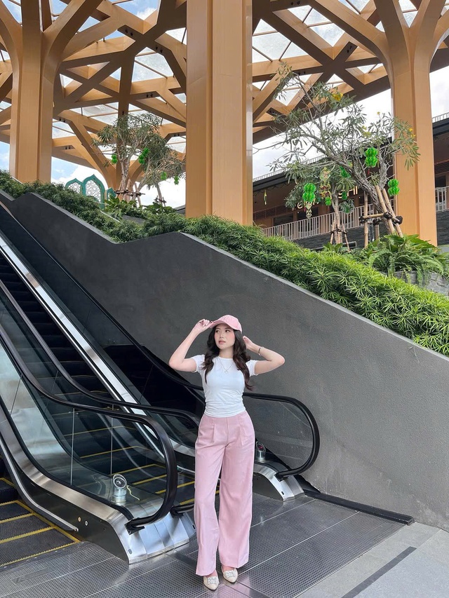 Tôn vòng eo thon gọn nhờ bộ đôi áo baby tee và quần ống rộng- Ảnh 5.