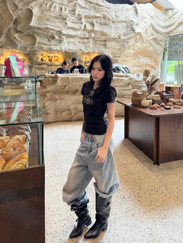 Tôn vòng eo thon gọn nhờ bộ đôi áo baby tee và quần ống rộng- Ảnh 6.