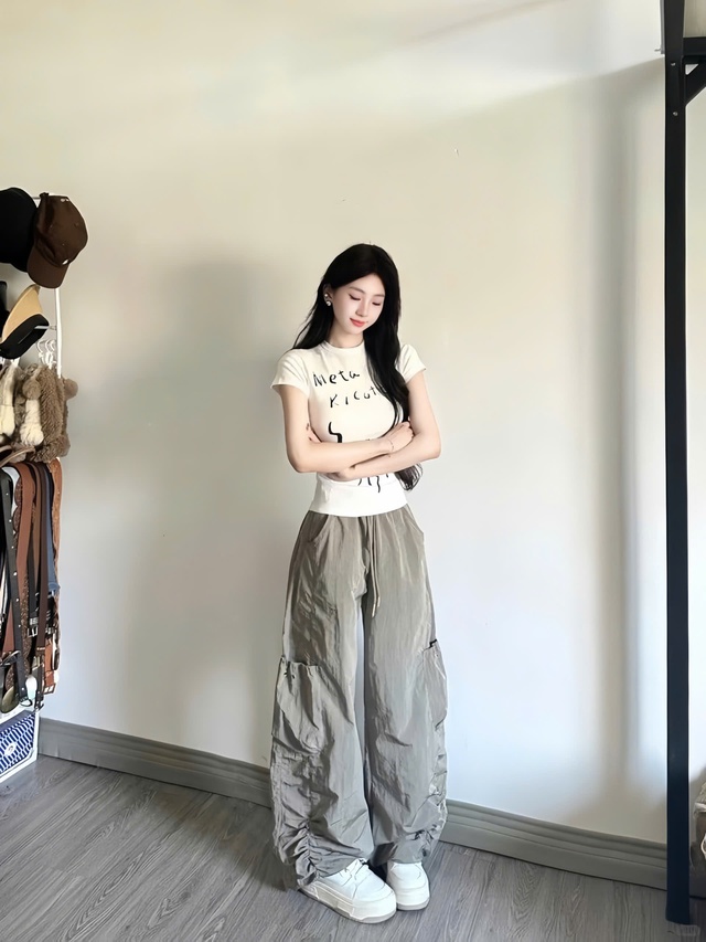 Tôn vòng eo thon gọn nhờ bộ đôi áo baby tee và quần ống rộng- Ảnh 7.