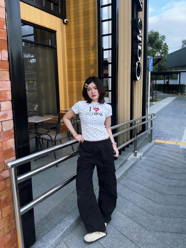 Tôn vòng eo thon gọn nhờ bộ đôi áo baby tee và quần ống rộng- Ảnh 8.