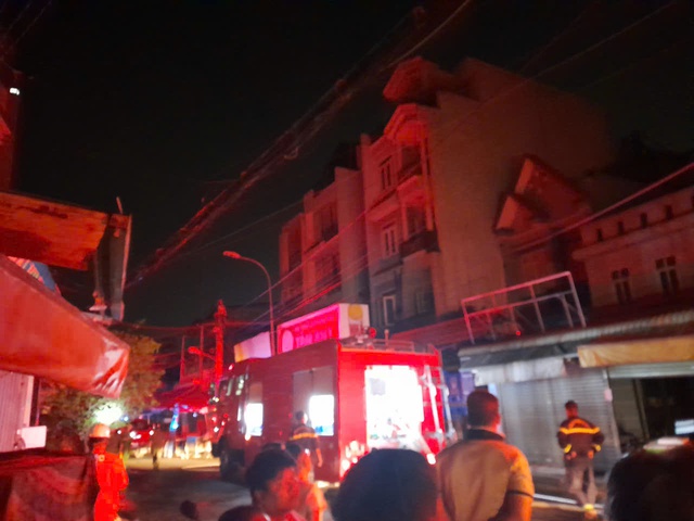 Ch&aacute;y nh&agrave; trọ tại TP.HCM, 2 người chết: Nỗi kinh ho&agrave;ng trong con hẻm nhỏ - Ảnh 1.