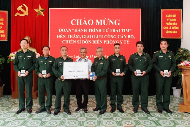 Hành trình Từ Trái Tim vượt 'cổng trời', thắp sáng khát vọng kiến quốc nơi biên cương- Ảnh 5. Hành trình Từ Trái Tim vượt 'cổng trời', thắp sáng khát vọng kiến quốc nơi biên cương- Ảnh 5.