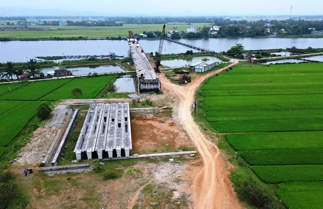 Cầu trăm tỉ đồng ở Đ&agrave; Nẵng dang dở gần 10 năm khiến người d&acirc;n lo lắng - Ảnh 1.