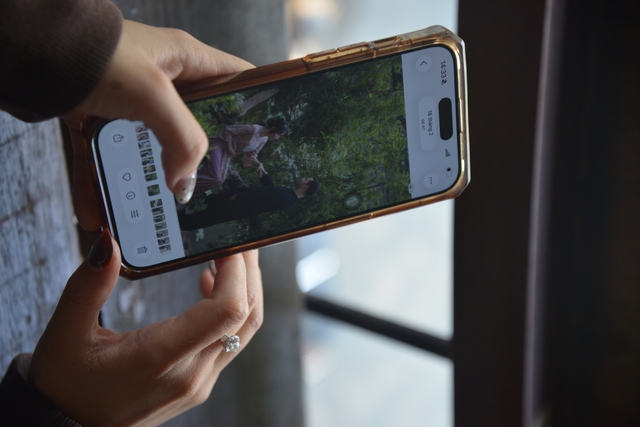 Ch&agrave;ng trai Mỹ vượt 15.000km gặp bạn g&aacute;i v&agrave; b&iacute; mật đằng sau t&uacute;i qu&agrave; 10.000 USD - Ảnh 4.