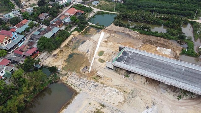 Cầu trăm tỉ đồng ở Đ&agrave; Nẵng dang dở gần 10 năm khiến người d&acirc;n lo lắng - Ảnh 3.
