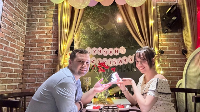 Ch&agrave;ng trai Mỹ vượt 15.000km gặp bạn g&aacute;i v&agrave; b&iacute; mật đằng sau t&uacute;i qu&agrave; 10.000 USD - Ảnh 2.