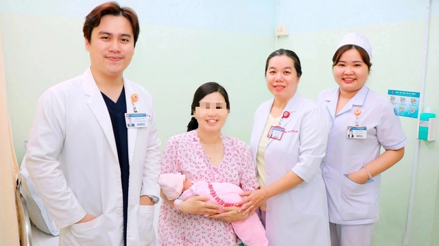 Sản phụ 35 tuần trải qua 4 lần mổ, vừa bắt con vừa bóc u xơ khủng - Ảnh 1. Sản phụ 35 tuần trải qua 4 lần mổ, vừa bắt con vừa bóc u xơ khủng - Ảnh 1.