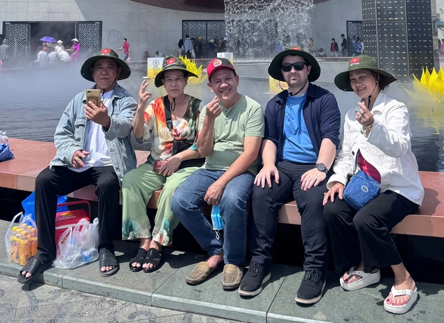 Ch&agrave;ng trai Mỹ vượt 15.000km gặp bạn g&aacute;i v&agrave; b&iacute; mật đằng sau t&uacute;i qu&agrave; 10.000 USD - Ảnh 5.