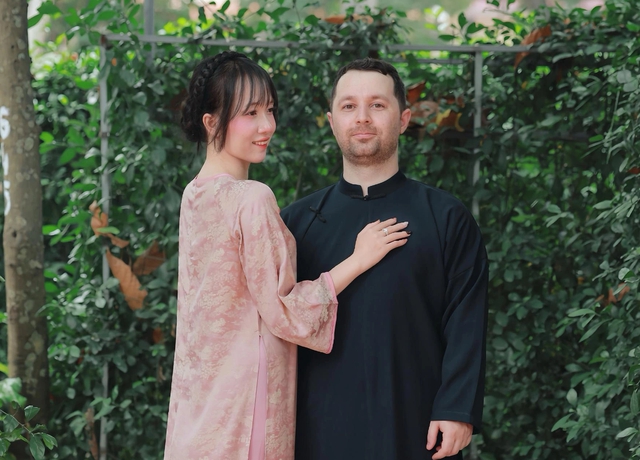 Ch&agrave;ng trai Mỹ vượt 15.000km gặp bạn g&aacute;i v&agrave; b&iacute; mật đằng sau t&uacute;i qu&agrave; 10.000 USD - Ảnh 6.