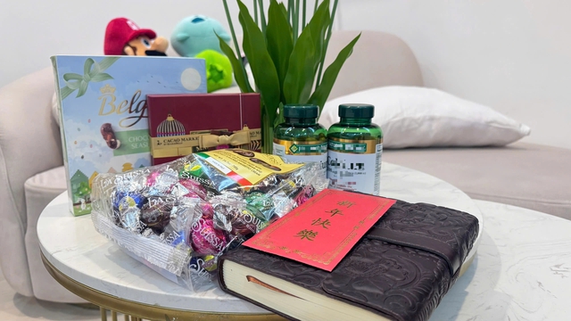 Ch&agrave;ng trai Mỹ vượt 15.000km gặp bạn g&aacute;i v&agrave; b&iacute; mật đằng sau t&uacute;i qu&agrave; 10.000 USD - Ảnh 3.