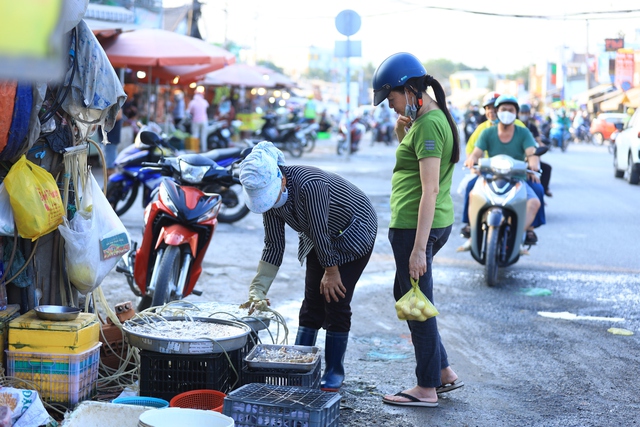 Gi&aacute; thực phẩm tăng: Lao động ở TP.HCM than '100.000 đồng kh&ocirc;ng đủ 3 bữa'- Ảnh 3.