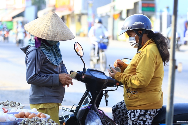 Gi&aacute; thực phẩm tăng: Lao động ở TP.HCM than '100.000 đồng kh&ocirc;ng đủ 3 bữa'- Ảnh 6.