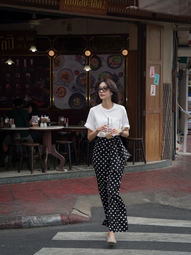 Chấm bi trở lại: Họa tiết 'nhỏ mà có võ' khuấy đảo tủ đồ của nàng- Ảnh 12.