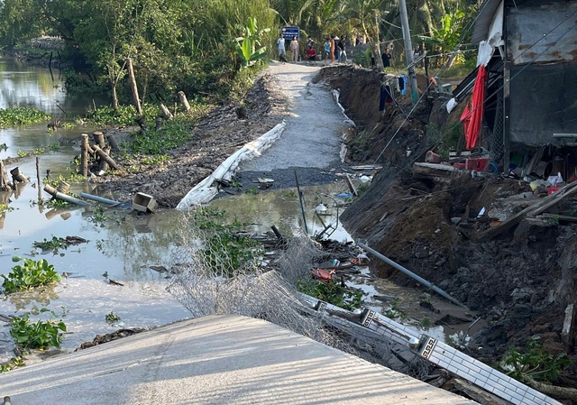Sạt lở 'nuốt' đường d&acirc;n sinh, nhiều hộ d&acirc;n di dời khẩn cấp - Ảnh 1.