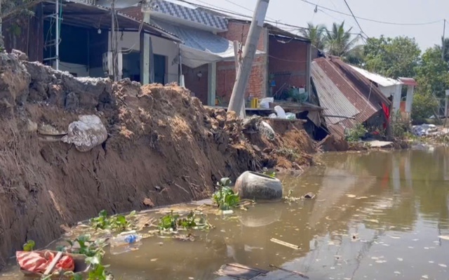 Sạt lở 'nuốt' đường d&acirc;n sinh, nhiều hộ d&acirc;n di dời khẩn cấp - Ảnh 2.