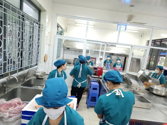 Quy tr&igrave;nh bữa ăn b&aacute;n tr&uacute; Trường B&igrave;nh Quới T&acirc;y v&agrave; c&aacute;c nơi kh&aacute;c thế n&agrave;o? - Ảnh 4.