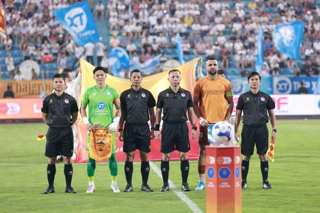 Trọng t&agrave;i trận Nam Định thua HAGL mắc sai s&oacute;t nghi&ecirc;m trọng t&igrave;nh huống Xu&acirc;n Son bị phạm lỗi: Chờ &aacute;n kỷ luật- Ảnh 1.