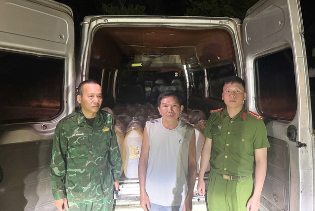 Bắt giữ &ocirc; t&ocirc; chở 50 can xăng vận chuyển tr&aacute;i ph&eacute;p qua bi&ecirc;n giới L&agrave;o - Ảnh 2.