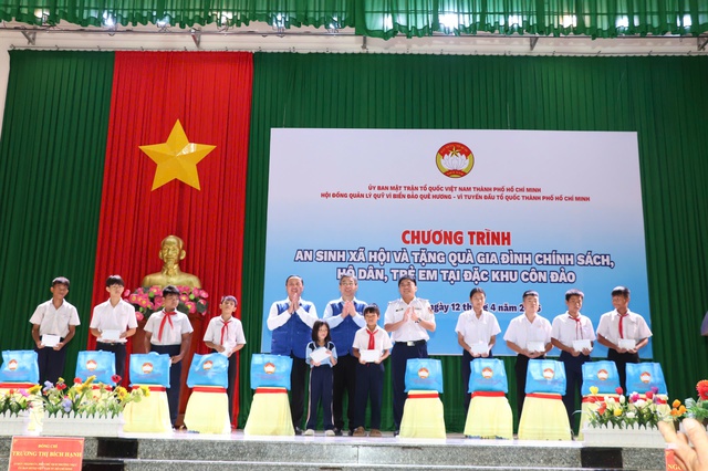 TP.HCM chăm lo 2,25 tỉ đồng cho qu&acirc;n v&agrave; d&acirc;n đặc khu C&ocirc;n Đảo - Ảnh 3.