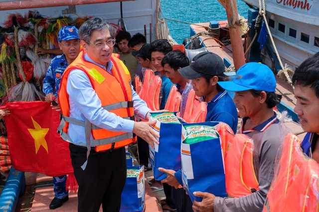 TP.HCM chăm lo 2,25 tỉ đồng cho qu&acirc;n v&agrave; d&acirc;n đặc khu C&ocirc;n Đảo - Ảnh 2.