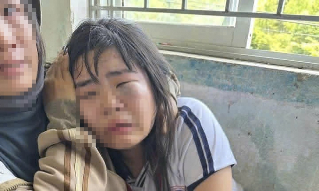 Nữ sinh lớp 7 bị nhóm nam sinh đánh hội đồng trước cổng trường- Ảnh 2. Nữ sinh lớp 7 bị nhóm nam sinh đánh hội đồng trước cổng trường- Ảnh 2.