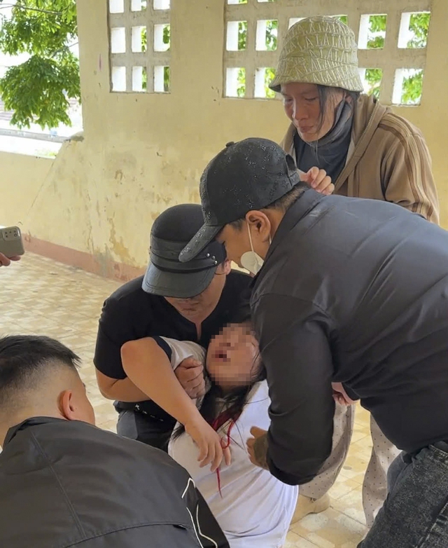 Nữ sinh lớp 7 bị nhóm nam sinh đánh hội đồng trước cổng trường- Ảnh 3. Nữ sinh lớp 7 bị nhóm nam sinh đánh hội đồng trước cổng trường- Ảnh 3.