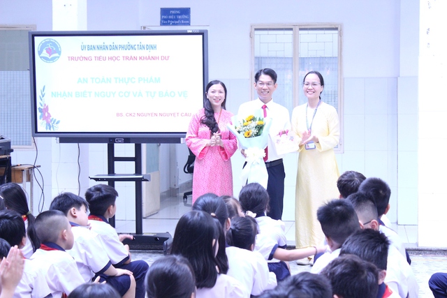 B&aacute;c sĩ dặn học sinh 5 điều cần l&agrave;m trước khi ăn, tr&aacute;nh ngộ độc thực phẩm - Ảnh 5.