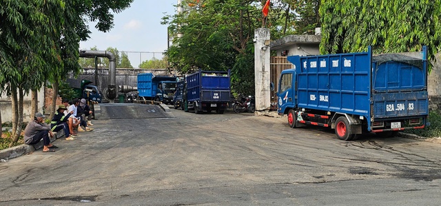 Trạm &eacute;p r&aacute;c B&igrave;nh Ch&aacute;nh chậm giải tỏa, người thu gom r&aacute;c d&acirc;n sinh khốn khổ - Ảnh 1.