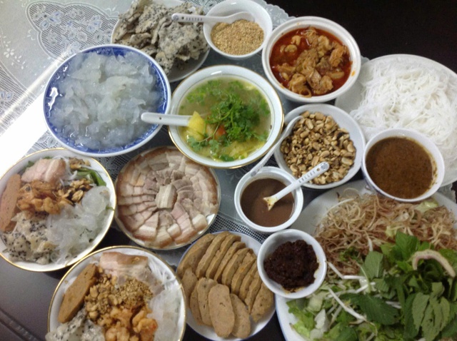 B&uacute;n giấm nuốc xứ Huế - Một buổi ăn nhớ m&atilde;i - Ảnh 1.