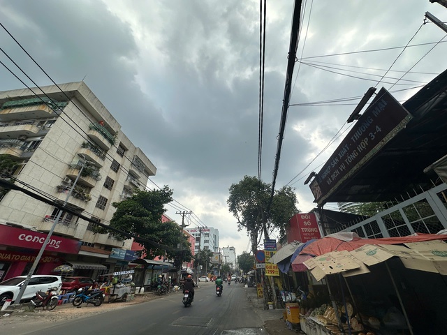 Chật vật chống chọi nắng n&oacute;ng, người d&acirc;n TP.HCM chờ cơn 'mưa v&agrave;ng' giải nhiệt- Ảnh 1.