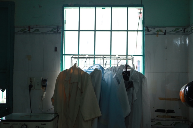 Đủ kiểu chống n&oacute;ng "vượt kh&oacute;" của người d&acirc;n ở c&aacute;c khu nh&agrave; trọ - Ảnh 2.