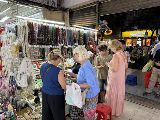 Vượt 'c&uacute; sốc' xăng dầu, du lịch lập kỷ lục- Ảnh 1.