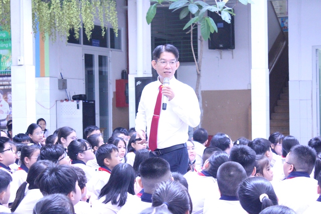 B&aacute;c sĩ dặn học sinh 5 điều cần l&agrave;m trước khi ăn, tr&aacute;nh ngộ độc thực phẩm - Ảnh 1.