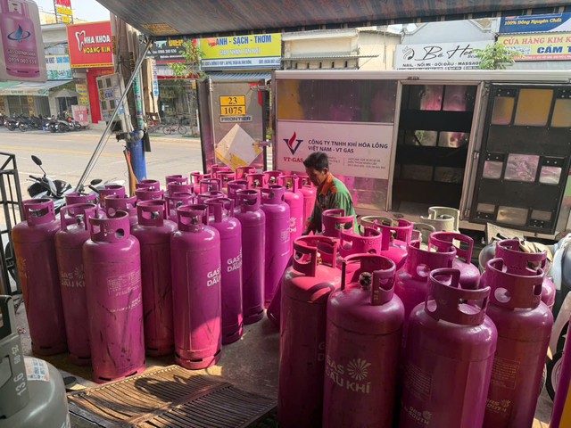 Giá gas giảm mạnh 75.000 đồng/bình 45 kg- Ảnh 1. Giá gas giảm mạnh 75.000 đồng/bình 45 kg- Ảnh 1.