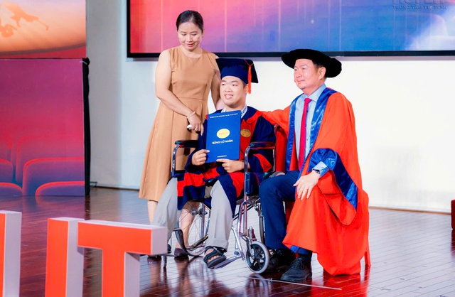 Xe lăn tr&ecirc;n bục vinh danh v&agrave; h&agrave;nh tr&igrave;nh 22 năm của mẹ c&oacute; con bại n&atilde;o - Ảnh 1.