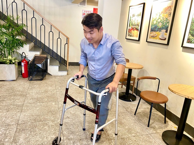 Xe lăn tr&ecirc;n bục vinh danh v&agrave; h&agrave;nh tr&igrave;nh 22 năm của mẹ c&oacute; con bại n&atilde;o - Ảnh 2.