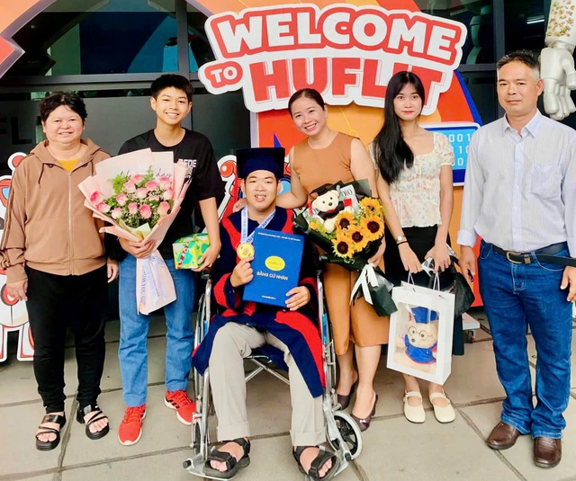 Xe lăn tr&ecirc;n bục vinh danh v&agrave; h&agrave;nh tr&igrave;nh 22 năm của mẹ c&oacute; con bại n&atilde;o - Ảnh 6.