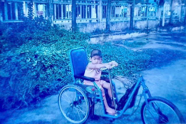 Xe lăn tr&ecirc;n bục vinh danh v&agrave; h&agrave;nh tr&igrave;nh 22 năm của mẹ c&oacute; con bại n&atilde;o - Ảnh 4.