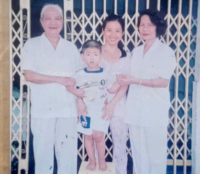 Xe lăn tr&ecirc;n bục vinh danh v&agrave; h&agrave;nh tr&igrave;nh 22 năm của mẹ c&oacute; con bại n&atilde;o - Ảnh 3.