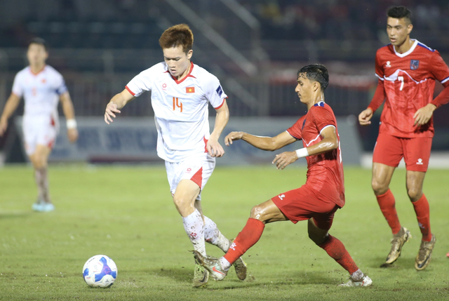 HLV Vũ Tiến Thành dùng từ ‘mạo hiểm’ khi nhắc đến Hoàng Đức, tiết lộ bất ngờ về sao trẻ Văn Thuận- Ảnh 1. HLV Vũ Tiến Thành dùng từ ‘mạo hiểm’ khi nhắc đến Hoàng Đức, tiết lộ bất ngờ về sao trẻ Văn Thuận- Ảnh 1.