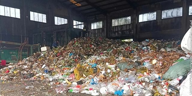 Trạm &eacute;p r&aacute;c B&igrave;nh Ch&aacute;nh chậm giải tỏa, người thu gom r&aacute;c d&acirc;n sinh khốn khổ - Ảnh 3.