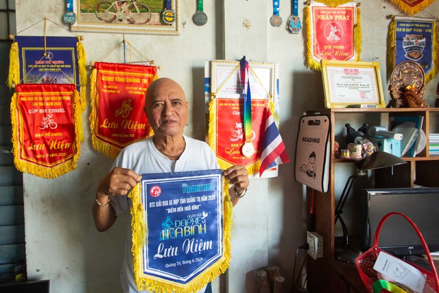 VĐV 76 tuổi đạp xe 'Chung tay kiến tạo hòa bình' tri ân người ông liệt sĩ- Ảnh 5. VĐV 76 tuổi đạp xe 'Chung tay kiến tạo hòa bình' tri ân người ông liệt sĩ- Ảnh 5.