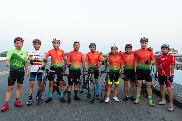 VĐV 76 tuổi đạp xe 'Chung tay kiến tạo hòa bình' tri ân người ông liệt sĩ- Ảnh 3. VĐV 76 tuổi đạp xe 'Chung tay kiến tạo hòa bình' tri ân người ông liệt sĩ- Ảnh 3.