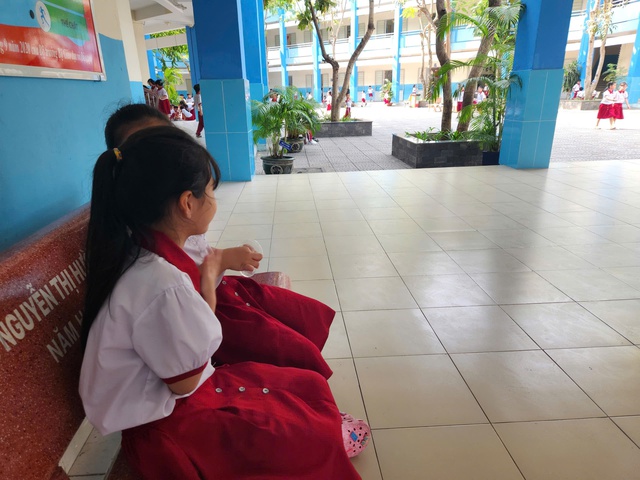 Sáng nay còn 107 học sinh Trường Bình Quới Tây, TP.HCM nghỉ học - Ảnh 1.