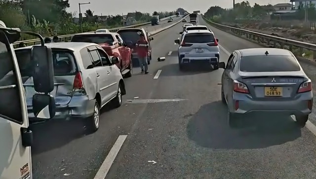 Tai nạn li&ecirc;n ho&agrave;n, 5 xe &ocirc; t&ocirc; 'd&iacute;nh ch&ugrave;m' tr&ecirc;n cao tốc TP.HCM - Trung Lương- Ảnh 1.