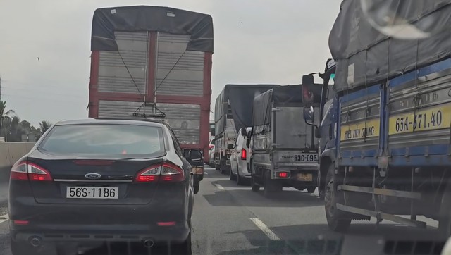 Tai nạn li&ecirc;n ho&agrave;n, 5 xe &ocirc; t&ocirc; 'd&iacute;nh ch&ugrave;m' tr&ecirc;n cao tốc TP.HCM - Trung Lương- Ảnh 2.